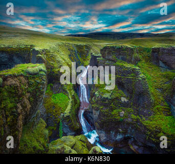 Fjaðrárgljúfur ist ein Canyon im Südosten von Island, die bis zu 100 m tief und etwa 2 Kilometer langen, mit dem Fjaðrá River fließt. Stockfoto