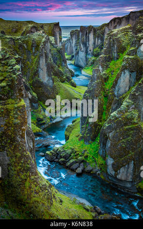 Fjaðrárgljúfur ist ein Canyon im Südosten von Island, die bis zu 100 m tief und etwa 2 Kilometer langen, mit dem Fjaðrá River fließt. Stockfoto