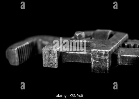 Rostige, alte Werkstatt Tasten. Hydraulische Tasten auf einem Schwarzen Tisch in einer Werkstatt. Stockfoto