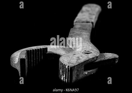 Rostige, alte Werkstatt Tasten. Hydraulische Tasten auf einem Schwarzen Tisch in einer Werkstatt. Stockfoto