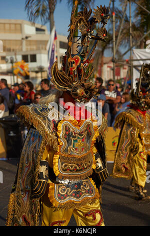 Maskierte Diablada Tänzer in kunstvollen Kostüm durchführen an den jährlichen Karneval Andino con la Fuerza del Sol in Arica, Chile Stockfoto