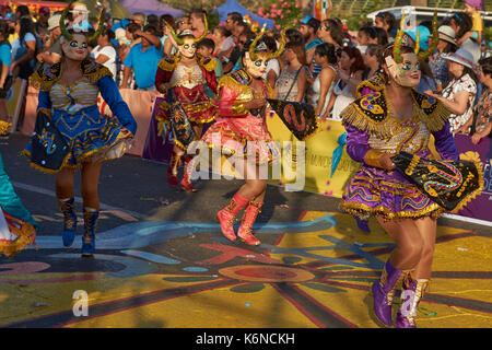 Maskierte Diablada Tänzer in kunstvollen Kostüm durchführen an den jährlichen Karneval Andino con la Fuerza del Sol in Arica, Chile Stockfoto