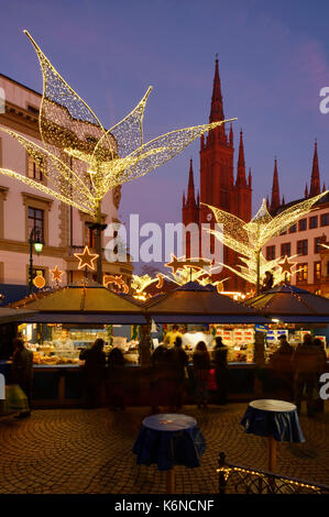 Wiesbaden: sternschnuppenmarkt (Weihnachtsmarkt) am Schlossplatz, links ehemaligen Herzogspalast (heute: Hessischer Landtag), Marktkirche, Hessen, Deutschland Stockfoto