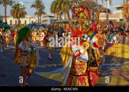 Maskierte Diablada Tänzer in kunstvollen Kostüm durchführen an den jährlichen Karneval Andino con la Fuerza del Sol in Arica, Chile Stockfoto