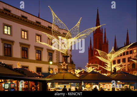 Wiesbaden: sternschnuppenmarkt (Weihnachtsmarkt) am Schlossplatz, links ehemaligen Herzogspalast (heute: Hessischer Landtag), Marktkirche, Hessen, Deutschland Stockfoto