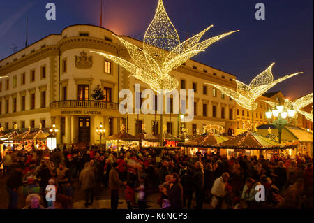 Wiesbaden: sternschnuppenmarkt (Weihnachtsmarkt) am Schlossplatz, mit ehemaligen Herzogspalast (heute: Hessischer Landtag), Hessen, Deutschland Stockfoto