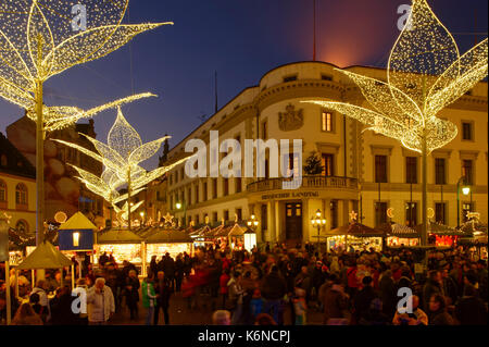 Wiesbaden: sternschnuppenmarkt (Weihnachtsmarkt) am Schlossplatz, mit ehemaligen Herzogspalast (heute: Hessischer Landtag), Hessen, Deutschland Stockfoto