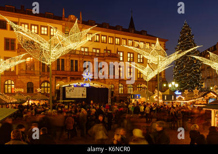 Wiesbaden: Sternschnuppenmarkt (weihnachtsmesse) auf dem Schlossplatz, Rathaus im Hintergrund, Hessen, Deutschland Stockfoto