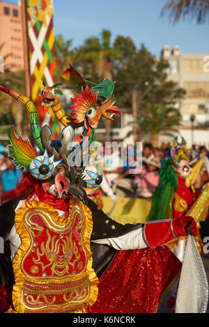 Maskierte Diablada Tänzer in kunstvollen Kostüm durchführen an den jährlichen Karneval Andino con la Fuerza del Sol in Arica, Chile Stockfoto