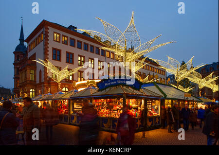 Wiesbaden: Sternschnuppenmarkt (weihnachtsmesse) auf dem Schlossplatz, Rathaus im Hintergrund, Hessen, Deutschland Stockfoto