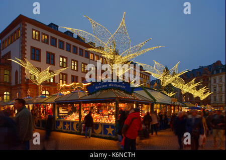 Wiesbaden: Sternschnuppenmarkt (weihnachtsmesse) auf dem Schlossplatz, Rathaus im Hintergrund, Hessen, Deutschland Stockfoto