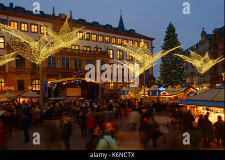 Wiesbaden: Sternschnuppenmarkt (weihnachtsmesse) auf dem Schlossplatz, Rathaus im Hintergrund, Hessen, Deutschland Stockfoto