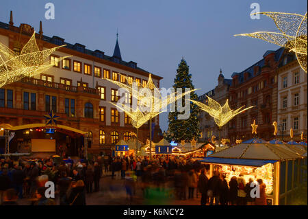 Wiesbaden: Sternschnuppenmarkt (weihnachtsmesse) auf dem Schlossplatz, Rathaus im Hintergrund, Hessen, Deutschland Stockfoto