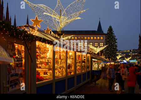 Wiesbaden: Sternschnuppenmarkt (weihnachtsmesse) auf dem Schlossplatz, Rathaus im Hintergrund, Hessen, Deutschland Stockfoto