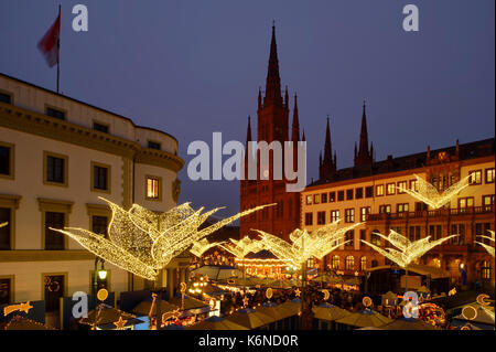 Wiesbaden: sternschnuppenmarkt (Weihnachtsmarkt) am Schlossplatz, links ehemaligen Herzogspalast (heute: Hessischer Landtag), Marktkirche, Hessen, Deutschland Stockfoto