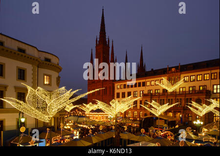 Wiesbaden: sternschnuppenmarkt (Weihnachtsmarkt) am Schlossplatz, links ehemaligen Herzogspalast (heute: Hessischer Landtag), Marktkirche, Hessen, Deutschland Stockfoto