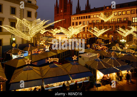 Wiesbaden: Sternschnuppenmarkt (weihnachtsmesse) auf dem Schlossplatz, Rathaus im Hintergrund, Hessen, Deutschland Stockfoto