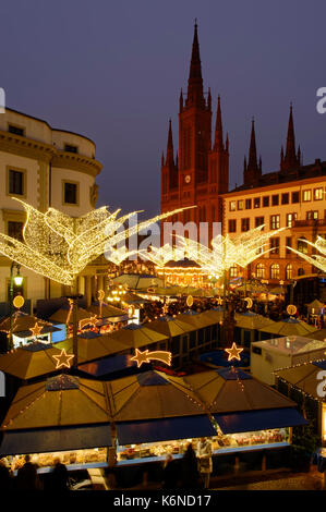 Wiesbaden: sternschnuppenmarkt (Weihnachtsmarkt) am Schlossplatz, links ehemaligen Herzogspalast (heute: Hessischer Landtag), Marktkirche, Hessen, Deutschland Stockfoto