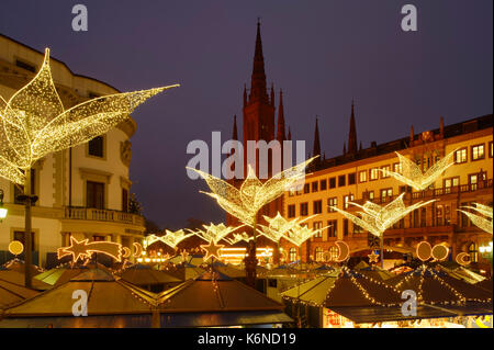 Wiesbaden: sternschnuppenmarkt (Weihnachtsmarkt) am Schlossplatz, links ehemaligen Herzogspalast (heute: Hessischer Landtag), Marktkirche, Hessen, Deutschland Stockfoto