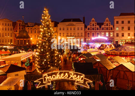 Wismar: Weihnachtsmarkt auf dem Marktplatz, Mecklenburg-Vorpommern, Deutschland Stockfoto