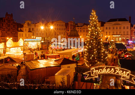 Wismar: Weihnachtsmarkt auf dem Marktplatz, Mecklenburg-Vorpommern, Deutschland Stockfoto