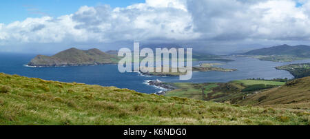 Doulus Head, beginish Island und Valentia Leuchtturm in Valentia Harbour, South Kerry, Irland Stockfoto