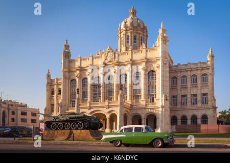 Museum der Revolution mit dem SU-100 sowjetischer Panzer Zerstörer und 50 s Auto parcked vor, Havanna, Kuba Stockfoto