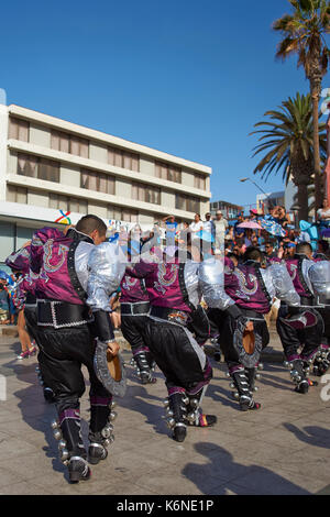 Männliche Mitglieder einer Caporales Tanzgruppe in prunkvollen Kostümen durchführen an den jährlichen Karneval Andino con la Fuerza del Sol in Arica, Chile. Stockfoto