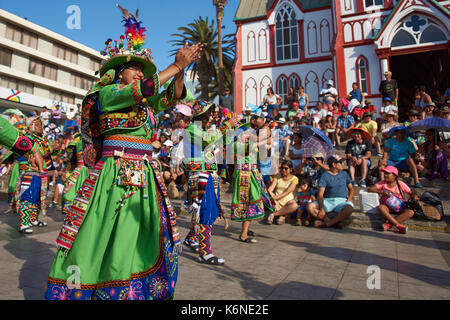 Tinkus-Tänzer gekleidet in prunkvollen Kostümen, die Durchführung während einer street Parade an der jährlichen Carnaval Andino Con la Fuerza del Sol in Arica, Chile. Stockfoto