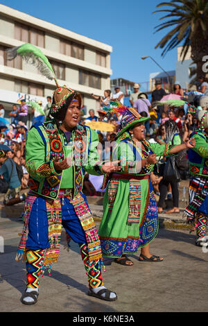 Tinkus-Tänzer gekleidet in prunkvollen Kostümen, die Durchführung während einer street Parade an der jährlichen Carnaval Andino Con la Fuerza del Sol in Arica, Chile. Stockfoto