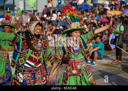 Tinkus-Tänzer gekleidet in prunkvollen Kostümen, die Durchführung während einer street Parade an der jährlichen Carnaval Andino Con la Fuerza del Sol in Arica, Chile. Stockfoto