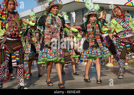 Tinkus-Tänzer gekleidet in prunkvollen Kostümen, die Durchführung während einer street Parade an der jährlichen Carnaval Andino Con la Fuerza del Sol in Arica, Chile. Stockfoto