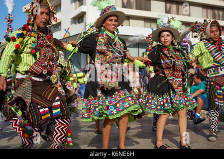 Tinkus-Tänzer gekleidet in prunkvollen Kostümen, die Durchführung während einer street Parade an der jährlichen Carnaval Andino Con la Fuerza del Sol in Arica, Chile. Stockfoto