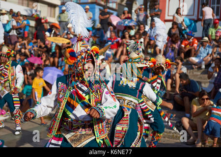 Tinkus-Tänzer gekleidet in prunkvollen Kostümen, die Durchführung während einer street Parade an der jährlichen Carnaval Andino Con la Fuerza del Sol in Arica, Chile. Stockfoto