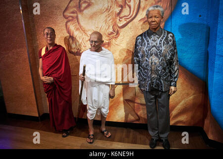 Amsterdam, Niederlande - 05 September, 2017: Gandhi, Nelson Mandela, Dalai Lama, Madame Tussauds Wax Museum in Amsterdam Stockfoto