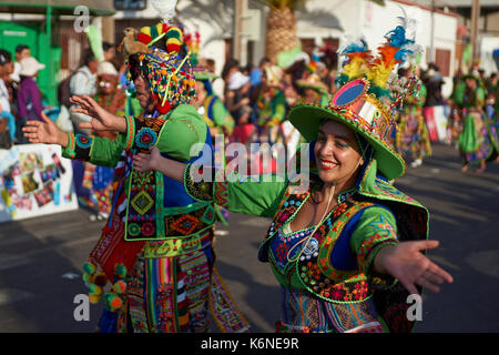 Tinkus-Tänzer gekleidet in prunkvollen Kostümen, die Durchführung während einer street Parade an der jährlichen Carnaval Andino Con la Fuerza del Sol in Arica, Chile. Stockfoto