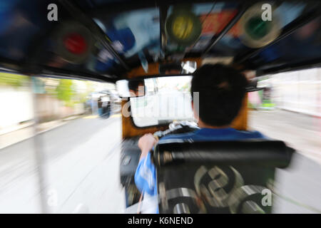Fahrer von TUK TUK Auto in Aufnahmetechniken Foto, Konzept für Tourismus und Transport. Stockfoto
