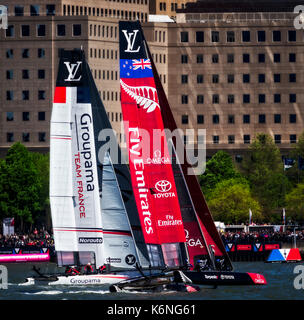 America's Cup Team Frankreich und Neuseeland - Groupama Frankreich und Emirates Team New Zealand Team Rennen auf dem Hudson River von Manhattan Skyline während des Louis Vuitton America's Cup in New York City. In Farbe und Schwarz und Weiß erhältlich. Zum Anzeigen weiterer Bilder besuchen Sie bitte die www.susancandelario.com Stockfoto