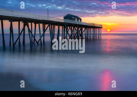 NJ Ufer Pier Sunrise-dramatische und schönen Farben umgeben das belmar Pier am New Jersey Shore während dieser schönen seascape Sonnenaufgang. Stockfoto