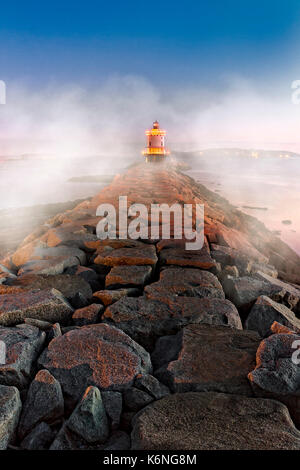 Frühjahr Punkt Vorsprung Licht Artic Sea Rauch - Erstes Licht bei einem extrem kalten Winter morgen im Frühjahr Punkt Vorsprung Leuchtturm in South Portland, Ma Stockfoto