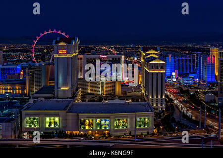 Las Vegas Luftaufnahme - Abend Luftaufnahme Der beleuchtete und bunte Las Vegas Nevada Hotels und Kasinos Skyline. Stockfoto