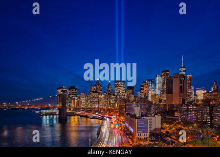 911 Tribute in Light in NYC-Blick auf die Brooklyn Bridge, die FDR Highway und dem Finanzviertel während des Tribute in Light Memorial. Zu sehen sind Stockfoto