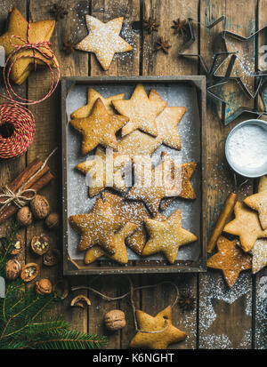 Lebkuchen sternförmige Cookies in Holztablett mit Backpapier Stockfoto