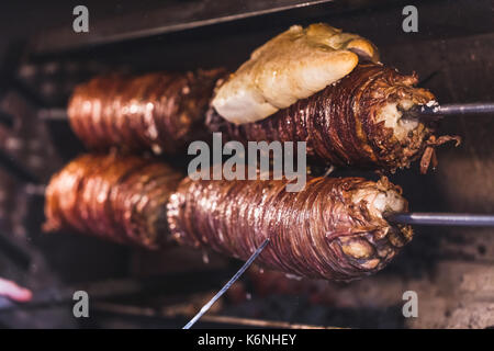 Grill Lamm Darm für türkische kokorech in einem Restaurant in Istanbul. Asiatische traditionelle Street Food Stockfoto