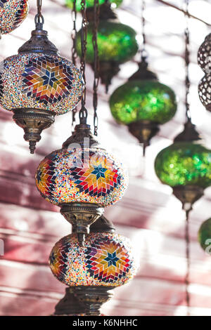 Wunderschöne traditionelle handgefertigte türkische Lampen in Souvenir shop. Mosaik aus farbigem Glas Nahaufnahme Stockfoto