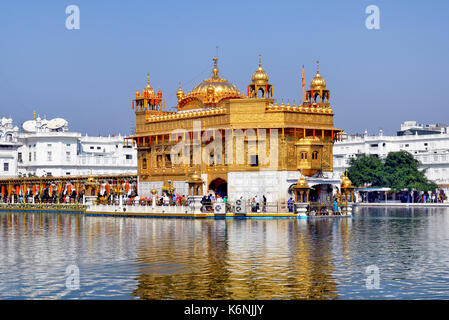 AMRITSAR, INDIEN - 30. OKTOBER 2015: Golden Temple (Harmandir Sahib) in Amritsar, Punjab, Indien, den heiligsten Sikhs gurdwara in der Welt. Stockfoto