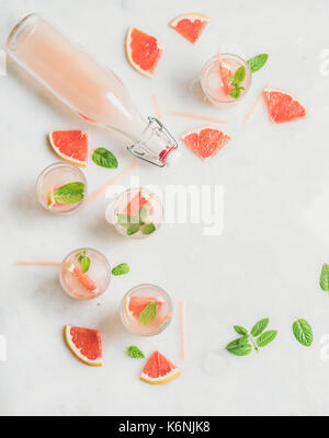 Kalt erfrischende Alkohol Cocktail mit Grapefruit in Gläsern und Flaschen Stockfoto