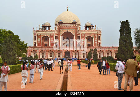 NEW DELHI, INDIEN - 27. OKTOBER 2015: Humayun's Grabmal. Touristische sammeln an einer der bekanntesten Mughal Gebäude in New Delhi. Stockfoto