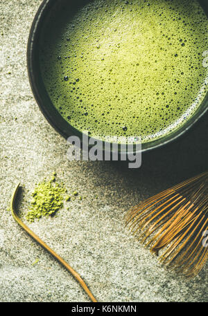 Flachbild-lay von frisch gebrühtem Japanische Matcha Tee in Chasen Schüssel Stockfoto