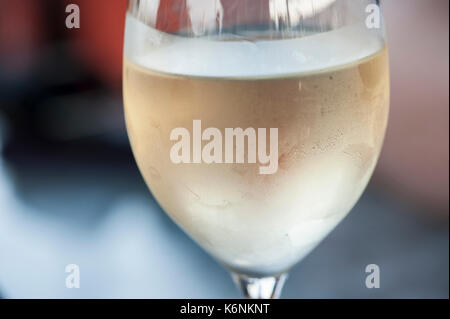 Feuchtigkeit kondensiert auf ein Glas Wein Stockfoto